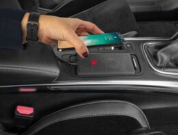 Indukční nabíječka telefonů s protiskluzovou podložkou