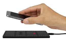 Indukční nabíječka telefonů s protiskluzovou podložkou