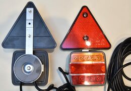 LED sdružená světla s magnetem a trojúhelníky, kabeláž 7pin/7,5m homologace