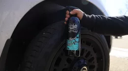 Chemicky odolný kartáč na podběhy Auto Finesse Arch Blaster