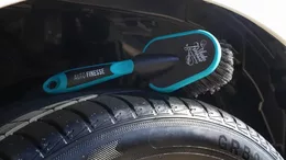 Chemicky odolný kartáč na podběhy Auto Finesse Arch Blaster