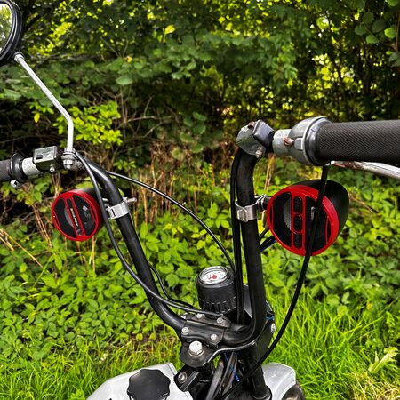 Zvukový systém na motocykl, skútr, ATV s FM, USB, BT, barva červená/černá