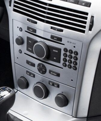 ISO redukce pro Opel Corsa 2006-2014, Astra 2004-09 stříbrná