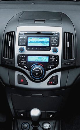 2DIN redukce pro Hyundai i30 11/2007-11/2011 s automatickou klimatizací