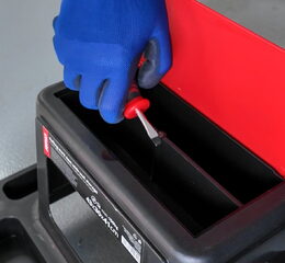 Dílenská židle na kolečkách s úložným prostorem na nářadí 150 kg