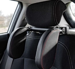 Sklopná opěrka hlavy do auta, černá s červeným prošitím