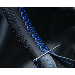 Potah volantu perforovaný černý s modrou nití 37-38cm