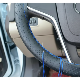 Potah volantu perforovaný černý s modrou nití 37-38cm