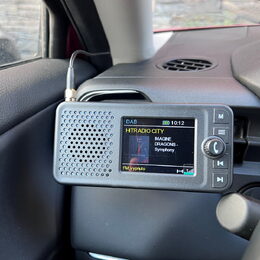 Multifunkční FM + DAB přijímač / Bluetooth HF + přehrávač / micro SD / FM modulátor / akum