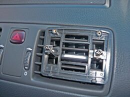 Držák monitoru do ventilační mřížky