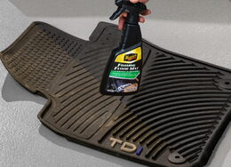 Meguiar's Foaming Floormat & Carpet Cleaner - čistič textilií a autokoberečků, 473ml