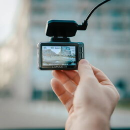 Autokamera Full HD univerzální s 2.4'' LCD LAMAX T8