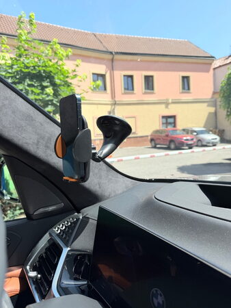 Držák mobilního telefonu s přísavkou na sklo i palubní desku