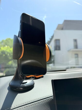 Držák mobilního telefonu s přísavkou na sklo i palubní desku