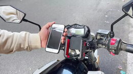 Univerzální držák telefonu na kolo, motocykl s USB / USB-C nabíječkou
