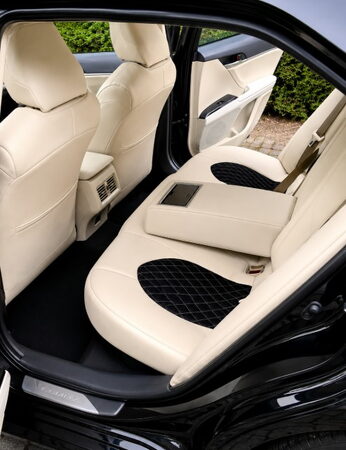 Autopotahy na míru TOYOTA CAMRY VI, XV70, 2017-2024, AUTHENTIC VELVET CARO béžovo černé