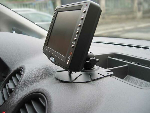 Držák monitoru na palubní desku