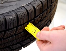 Parkovací hodiny s měřičem dezénu