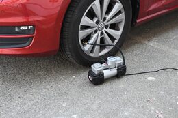 Kompresor 12V DUAL 2 písty se světlem + pneu sada